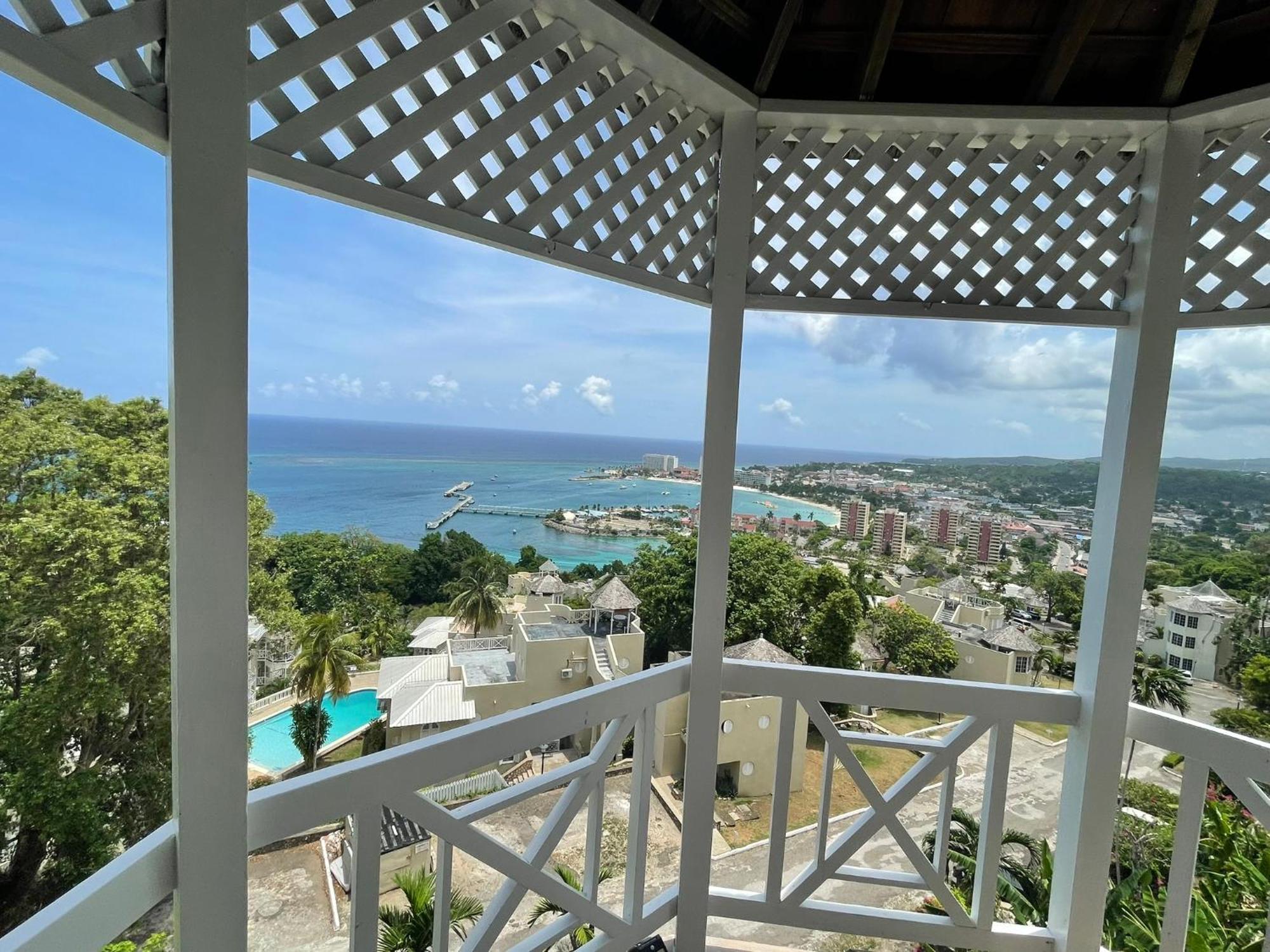 Oceanbreeze Jamaica Penthouse, 7-Minute Walk To Beach Ocho Ríos Exterior foto