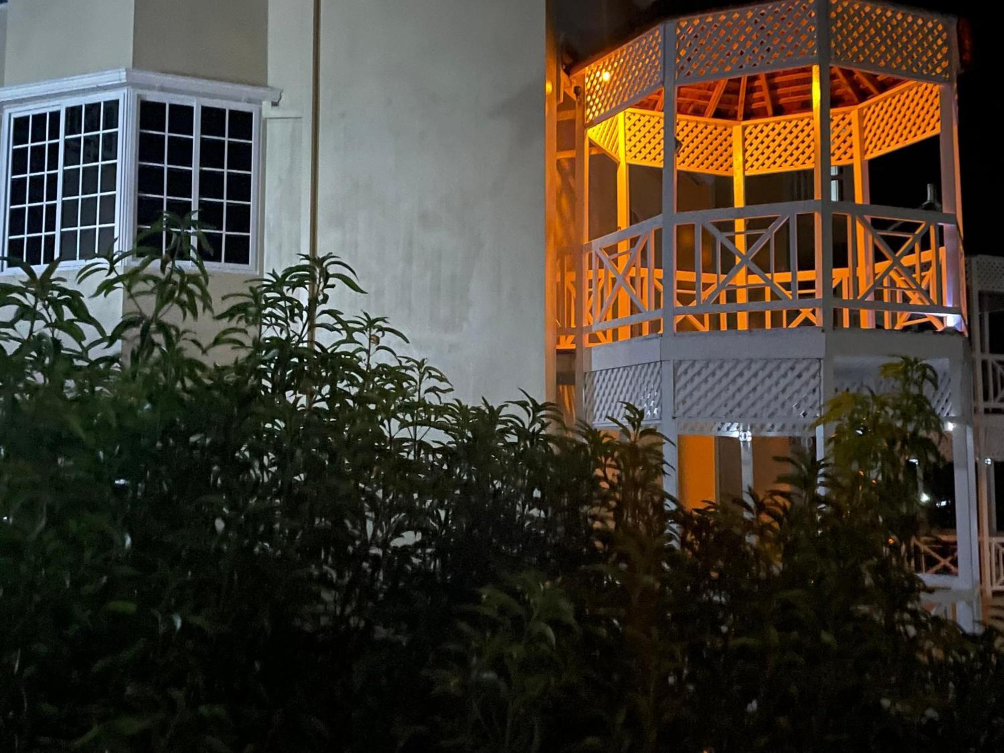 Oceanbreeze Jamaica Penthouse, 7-Minute Walk To Beach Ocho Ríos Exterior foto