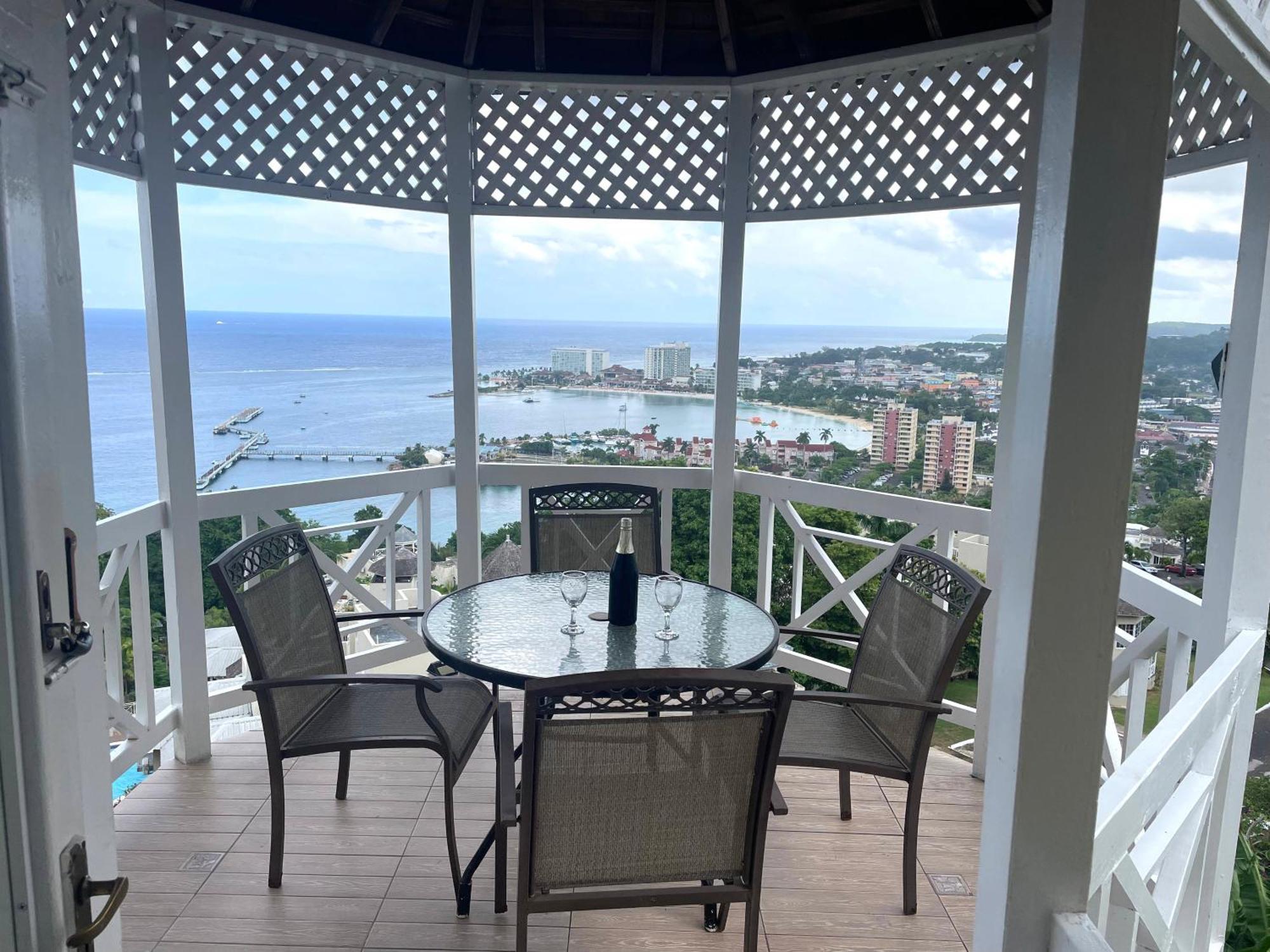 Oceanbreeze Jamaica Penthouse, 7-Minute Walk To Beach Ocho Ríos Exterior foto
