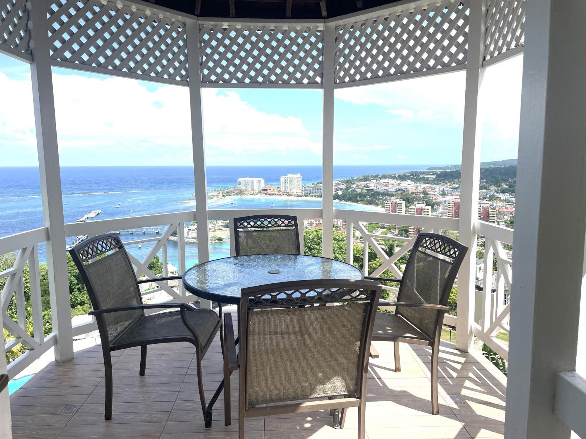 Oceanbreeze Jamaica Penthouse, 7-Minute Walk To Beach Ocho Ríos Exterior foto