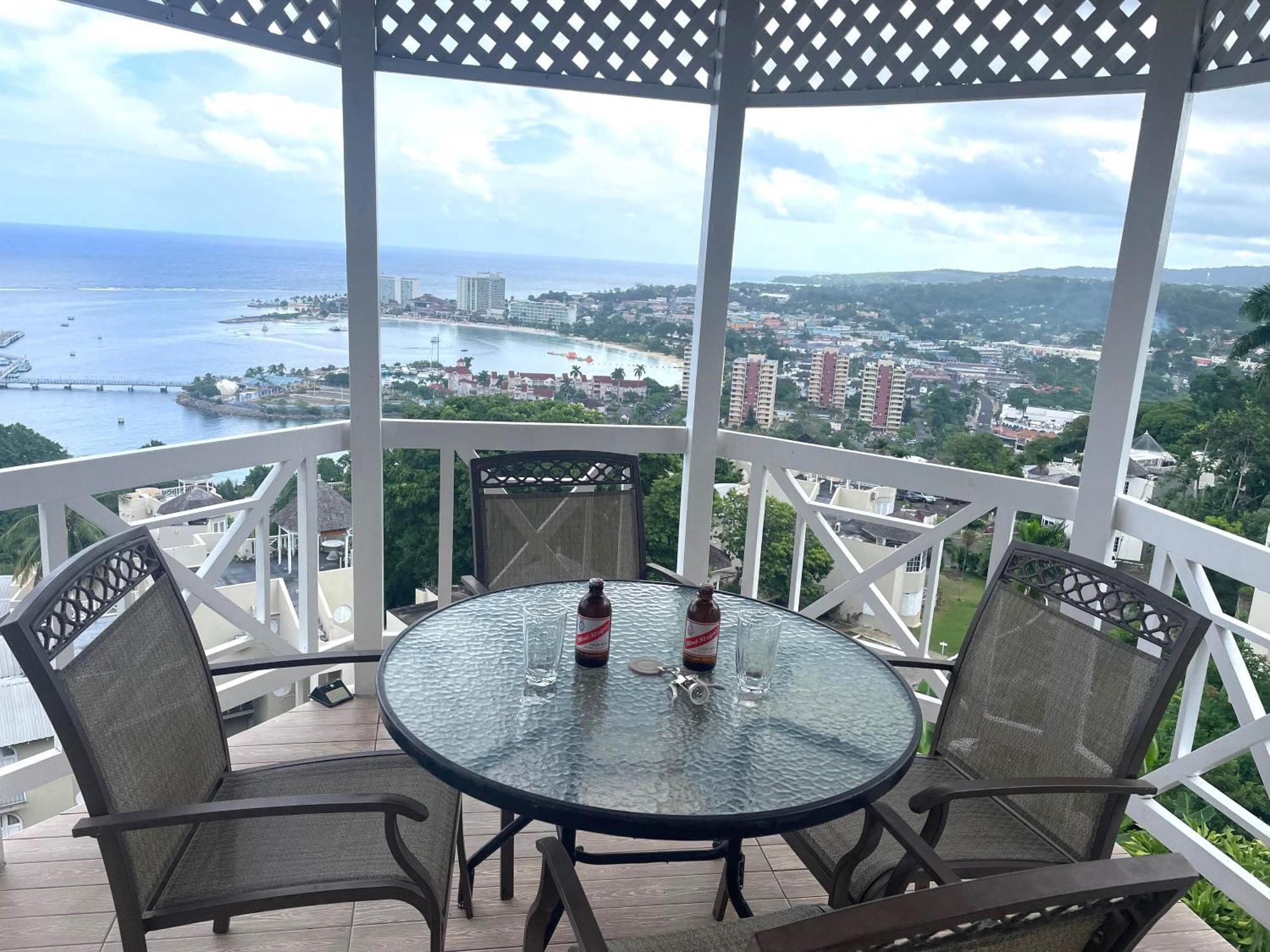 Oceanbreeze Jamaica Penthouse, 7-Minute Walk To Beach Ocho Ríos Exterior foto