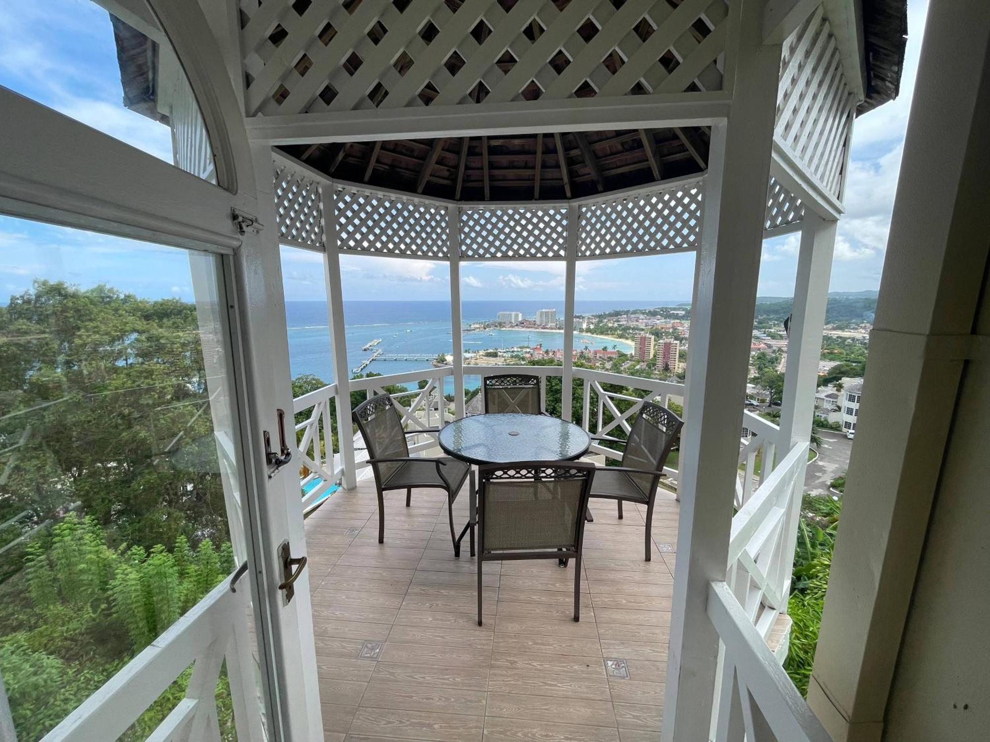 Oceanbreeze Jamaica Penthouse, 7-Minute Walk To Beach Ocho Ríos Exterior foto