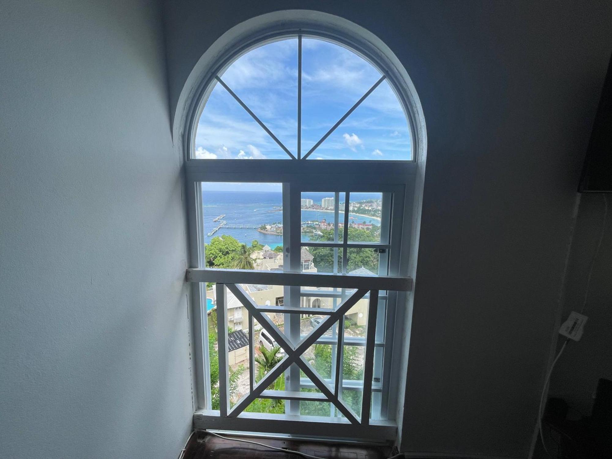 Oceanbreeze Jamaica Penthouse, 7-Minute Walk To Beach Ocho Ríos Exterior foto