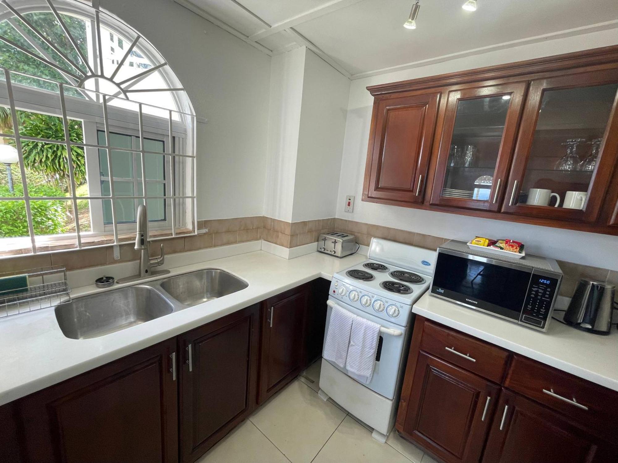 Oceanbreeze Jamaica Penthouse, 7-Minute Walk To Beach Ocho Ríos Exterior foto